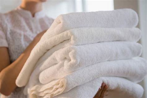 cara membersihkan handuk putih